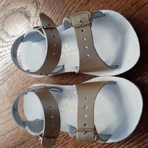 Surfer sandals by Sun San in light gold Sz. 5